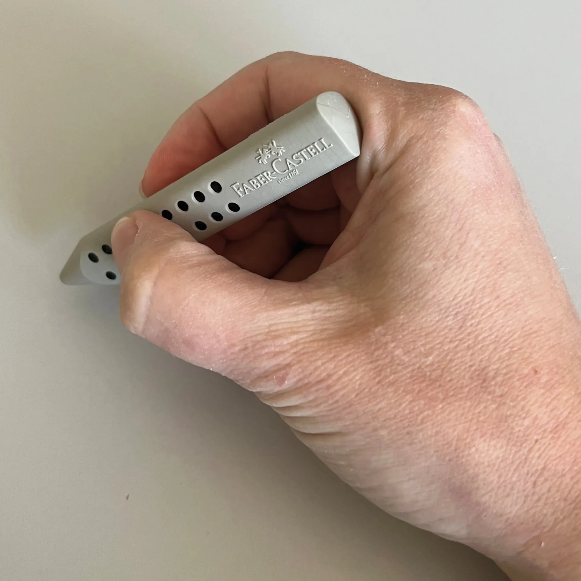 Faber-Castell Grip 2001 Dreikantradierer, grau